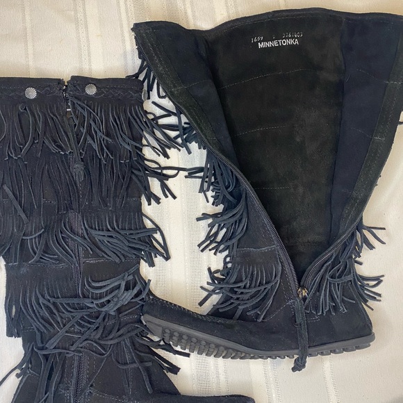 Minnetonka 5-Layer Fringe Boot black gently used womens size 7.5 suede - Picture 4 of 7